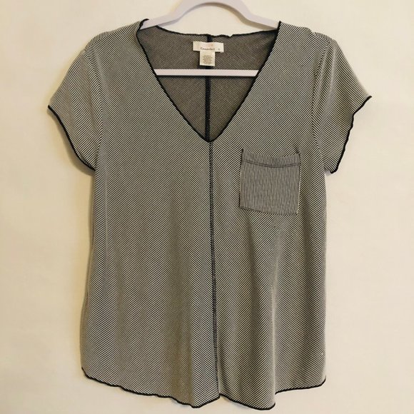 🎈 Black & White Striped Pocket V-Neck Tee! - Picture 2 of 4